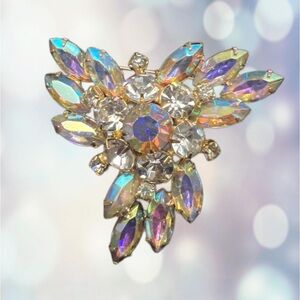 Vintage unsigned gold tone Aurora borealis rhinestone Brooch Beautiful!